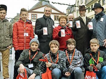Hoch die Büchsen! Alexander Subat, Magdalena Dünisch, Thomas Ahnert, Kay Blankenburg und Paul Ziegler sammelten auf dem Weihnachtsmarkt für die Aktion Weihnachtshilfe. Und die sechs Firmbuben verteilten Flyer.