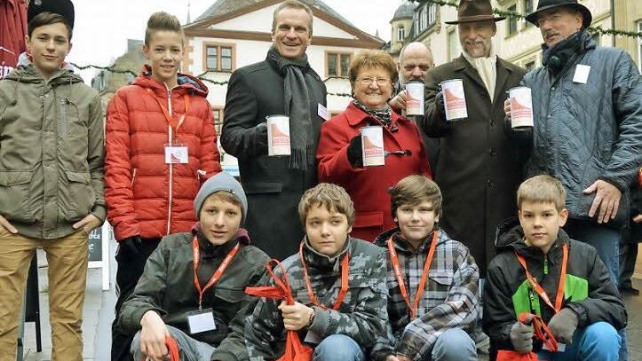 Hoch die Büchsen! Alexander Subat, Magdalena Dünisch, Thomas Ahnert, Kay Blankenburg und Paul Ziegler sammelten auf dem Weihnachtsmarkt für die Aktion Weihnachtshilfe. Und die sechs Firmbuben verteilten Flyer.