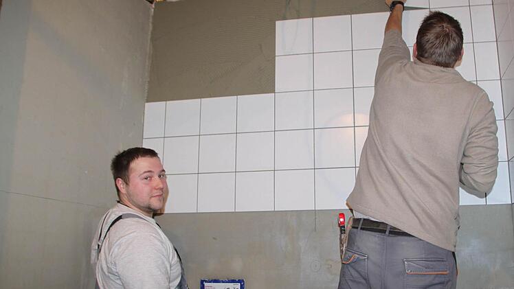 ... und bringt sie zusammen mit Heiko Löhrlein an die Wand.