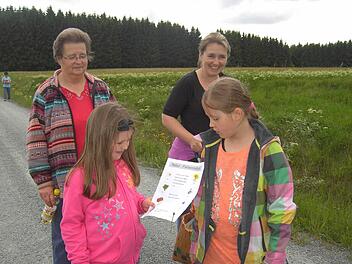Laura Barnickel und Sophia Förtsch haben viel Spaß bei der Natur-Farbenrallye.  Foto: Heike Schülein