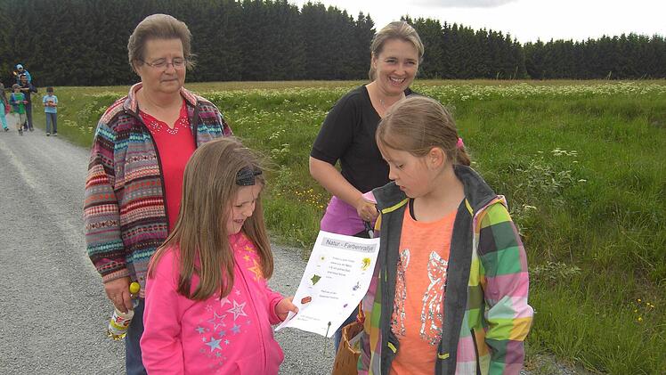 Laura Barnickel und Sophia Förtsch haben viel Spaß bei der Natur-Farbenrallye.  Foto: Heike Schülein
