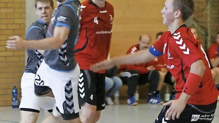 Dank einer Leistungssteigerung in der Schlussphase kam die SG Bad Rodach/Großwalbur zu einem Auftaktsieg in der Bezirksoberliga. Der Landesliga-Absteiger besiegte in der Bayernhalle den ASV Marktleuthen mit 27:20. - In dieser Szene nimmt ein Rodacher genau Maß. Foto: Iris Bilek