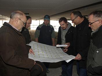 Beim wöchentlichen "Jour fixe" setzen sich Bürgermeister Franz Kuhn (links), sein Stellvertreter Gerhard Fischer (rechts), Architekt Johannes Messerschmitt (2. von rechts), sein Mitarbeiter Hubert Schultheiß (2. von links), Fachingenieur Elektro Stefan Schärpf (3. rechts) und ein Baustellenleiter mit aktuellen Anliegen auseinander.  Foto: Stefan Geiger