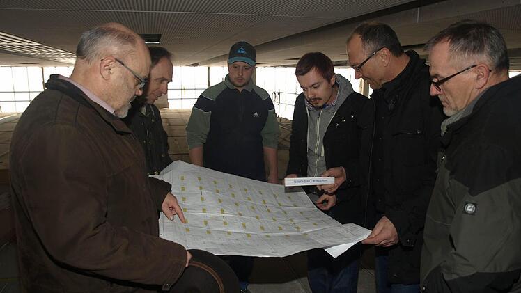 Beim wöchentlichen "Jour fixe" setzen sich Bürgermeister Franz Kuhn (links), sein Stellvertreter Gerhard Fischer (rechts), Architekt Johannes Messerschmitt (2. von rechts), sein Mitarbeiter Hubert Schultheiß (2. von links), Fachingenieur Elektro Stefan Schärpf (3. rechts) und ein Baustellenleiter mit aktuellen Anliegen auseinander.  Foto: Stefan Geiger