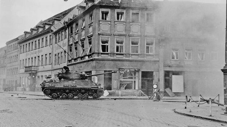 Ein Bild mit Symbolcharakter: Ein amerikanischer Panzer in der Oberen Königstraße auf dem Weg in die Innenstadt.  Foto: Artland B. Musser/Stadtarchiv