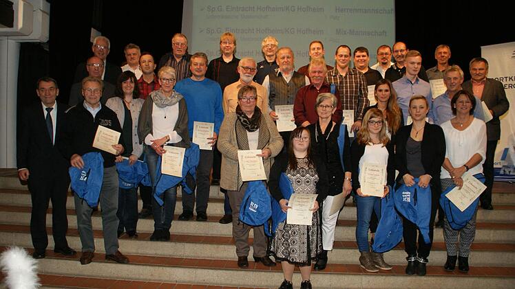 Kegeln ist eine beliebte Sportart im Landkreis, die über alle Altersklassen betrieben werden kann. Unser Bild zeigt die erfolgreichen Verbands- und Privatkegler.