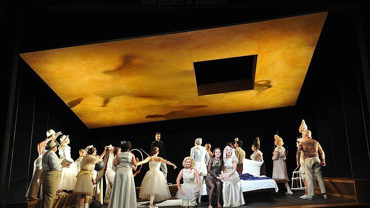 Szene aus der Neuinszenierung von "Dido and Aeneas" am Landestheater CoburgFoto: Andrea Kremper