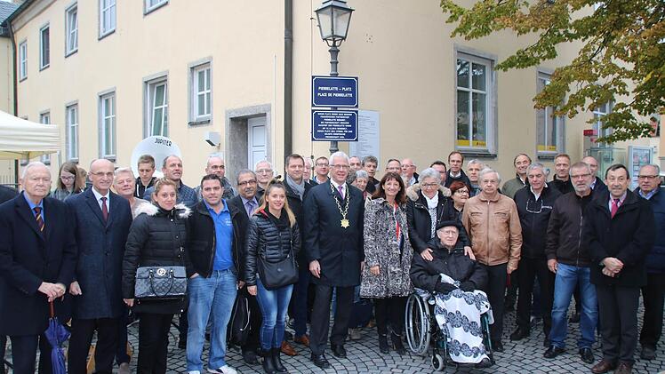 Die Stadträte aus Haßfurt und Pierrelatte freuen sich über den Platz, der die Städtepartnerschaft besiegelt. Foto: Lisa Kieslinger