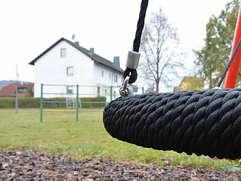 Im Marktgemeinderat kam die Idee auf, dass man den Spielplatz in Großenbrach auf den Bolzplatz verlegen könnte. Foto: Björn Hein