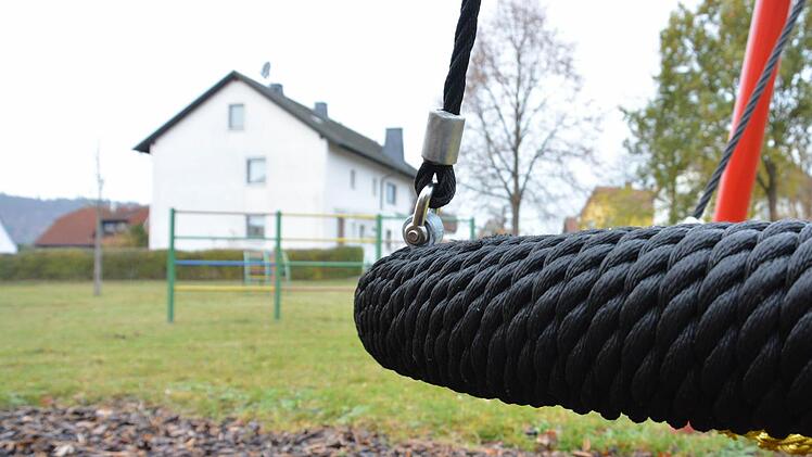 Im Marktgemeinderat kam die Idee auf, dass man den Spielplatz in Großenbrach auf den Bolzplatz verlegen könnte. Foto: Björn Hein