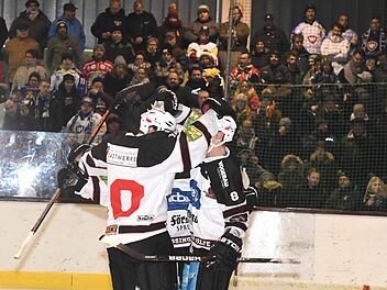 Mit 4:1 gewannen die Kissinger Wölfe (in weiß) das Unterfranken-Derby gegen den ERV Schweinfurt. Foto: Hopf
