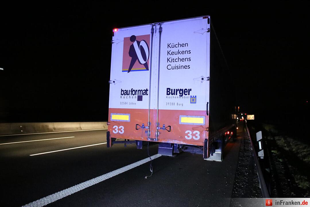 Mercedes kracht unter Lastwagen und anschließend in Leitplanke - Trümmerteile schlitzen Kleintransporter zwei Reifen auf