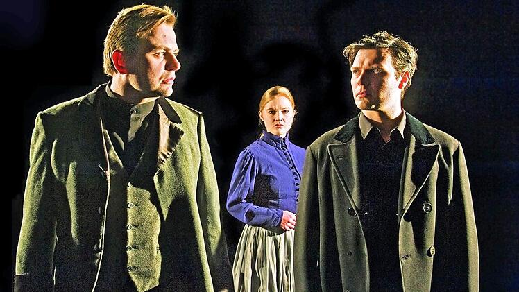 Bertram Maxim Gärtner, Anna Döing und Daniel Seniuk (v. l.) stehen derzeit in "Die Räuber" auf der Bamberger Bühne.  Foto: Jürgen Schabel