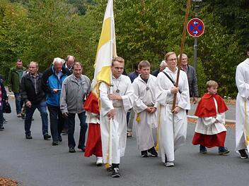 Die Teilnehmer an der Dekanatswallfahrt auf dem Weg nach Vierzehnheiligen Foto: Thomas Micheel