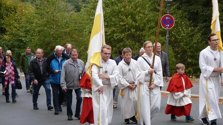 Die Teilnehmer an der Dekanatswallfahrt auf dem Weg nach Vierzehnheiligen Foto: Thomas Micheel