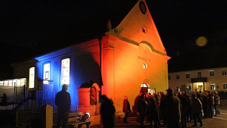 Pfarrer Bernhard Friedmann zelebrierte den Gottesdienst zur Wiedereröffnung der Kirche in Unterneuses.Elke Pieger