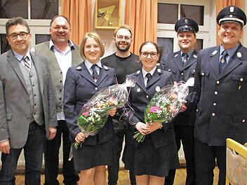 Nach der Ehrung verdienter Mitglieder der Feuerwehr Meschenbach (von links): Robert Pustlauk, Lisa Dütsch, Michael Leffer, Tamara Freitag, Marcel Malicke und Stefan Malicke.  Foto: Norbert Karbach