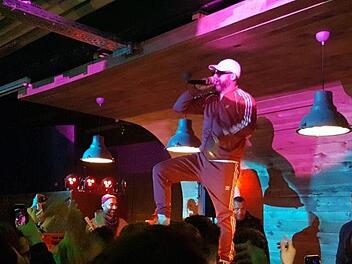 Hunderte Sido-Fans aller Altersklassen hatten ihn in der Kissinger Diskothek Look erwartet, um 0.30 Uhr war es soweit: Sido rapte live.Jonas Schneider