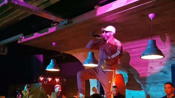 Hunderte Sido-Fans aller Altersklassen hatten ihn in der Kissinger Diskothek Look erwartet, um 0.30 Uhr war es soweit: Sido rapte live.Jonas Schneider