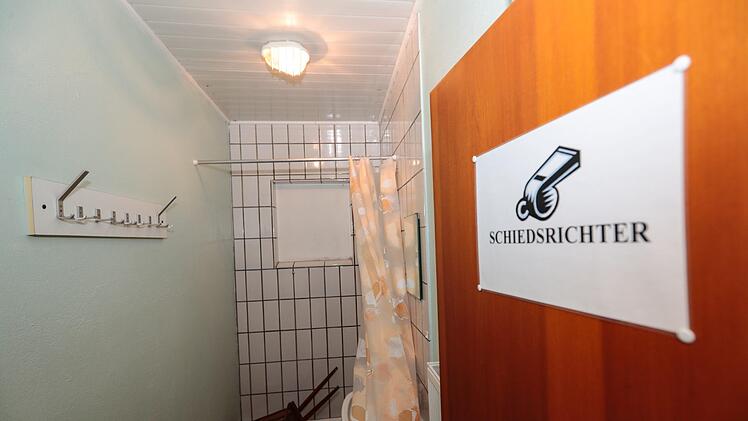 Die Schiedsrichterkabine hat kein Fenster.