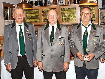 Die Schützen glänzten beim Abschießen mit ausgezeichneten Ergebnissen (von links): Oberschützenmeister Hans-Jürgen Schug, Lorenz Stettner, Konrad Laux, Vereinsmeister Erwin Köhlerschmidt und Fritz Turnwald. Foto: Klaus Gagel