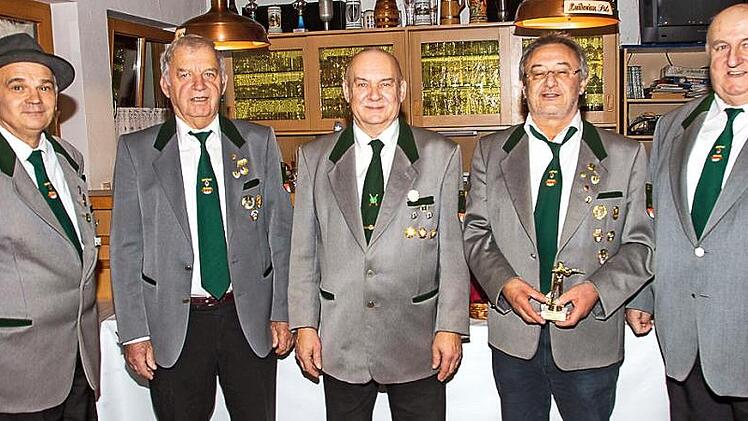Die Schützen glänzten beim Abschießen mit ausgezeichneten Ergebnissen (von links): Oberschützenmeister Hans-Jürgen Schug, Lorenz Stettner, Konrad Laux, Vereinsmeister Erwin Köhlerschmidt und Fritz Turnwald. Foto: Klaus Gagel
