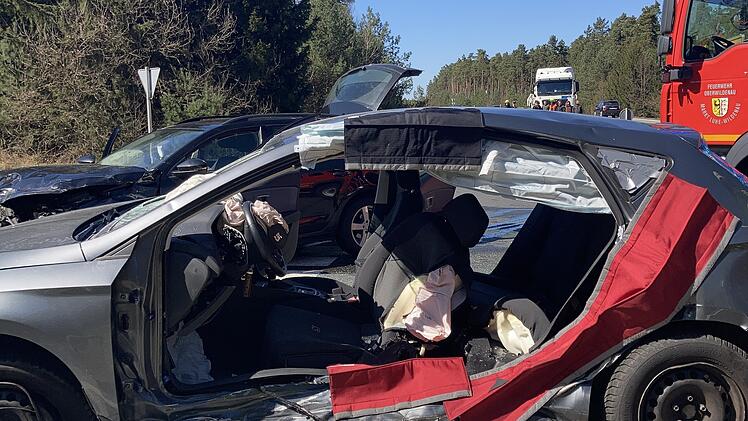 Heftige Kollision an Kreuzung in der Oberpfalz - eingeklemmte Frau lebensgefährlich verletzt