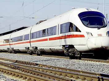 Derzeit halten ICE-Züge in Lichtenfels. Ob sie ab dem Jahr 2017  mehr als nur zweimal am Tag  in Coburg halten werden,  hängt nach Einschätzung der IHK zu Coburg davon ab, ob bei der Werrabahn ein Lückenschluss zwischen Oberfranken und Südthüringen verwirklicht wird. Foto: CT-Archiv