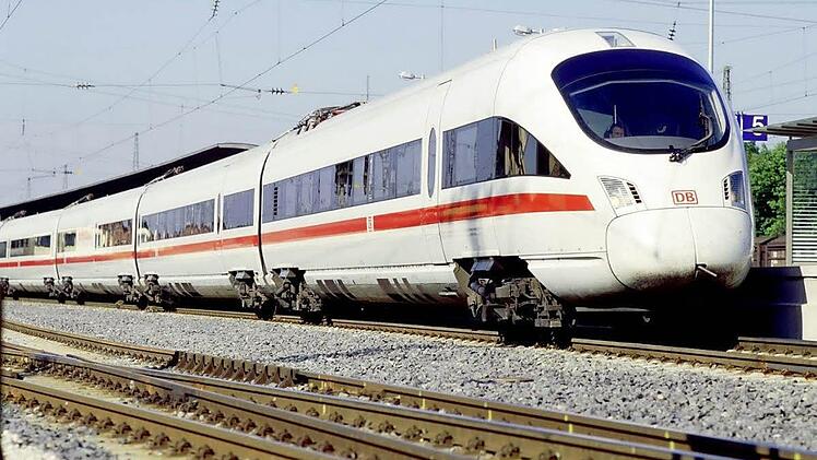 Derzeit halten ICE-Züge in Lichtenfels. Ob sie ab dem Jahr 2017  mehr als nur zweimal am Tag  in Coburg halten werden,  hängt nach Einschätzung der IHK zu Coburg davon ab, ob bei der Werrabahn ein Lückenschluss zwischen Oberfranken und Südthüringen verwirklicht wird. Foto: CT-Archiv