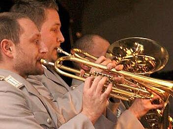 Die Blechbläser des Heeresmusikkorps 12 begeisterten das Publikum des Adventskonzerts ebenso wie die Holzbläser. Foto: Markus Reeh
