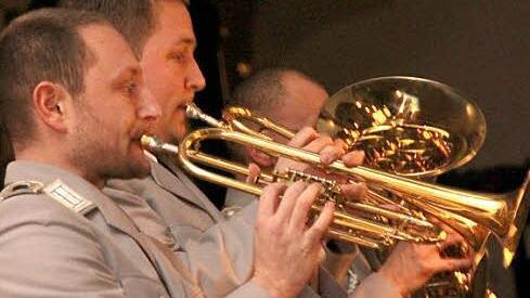 Die Blechbläser des Heeresmusikkorps 12 begeisterten das Publikum des Adventskonzerts ebenso wie die Holzbläser. Foto: Markus Reeh