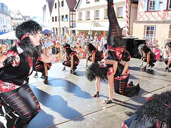 Akrobatische Tanzeinlagen am Podium begeisterten die Zuschauer am Inneren Markt. Fotos: fra-press