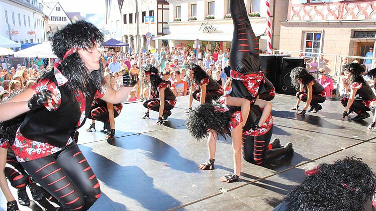 Akrobatische Tanzeinlagen am Podium begeisterten die Zuschauer am Inneren Markt. Fotos: fra-press
