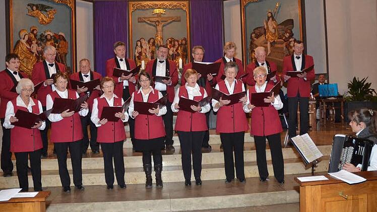Karina Klaumünzner (rechts am Akkordeon), leitet drei Rothenkirchener Chöre, hier den gemischten Chor. Foto: K.-H. Hofmann