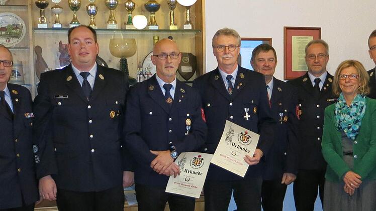 KBI Peter Sell, Kommandant Alexander Marx, Raimund Spahn, Reinhard Ziegler (beide 40 Jahre), Edgar Weidner (Verabschiedung), KBM Elmar Eisenmann, 3. Bürgermeisterin Rita Schaupp, Ortssprecher Edmund Schaupp und Vorsitzender Johannes Roth (30 Jahre). Foto: FFW