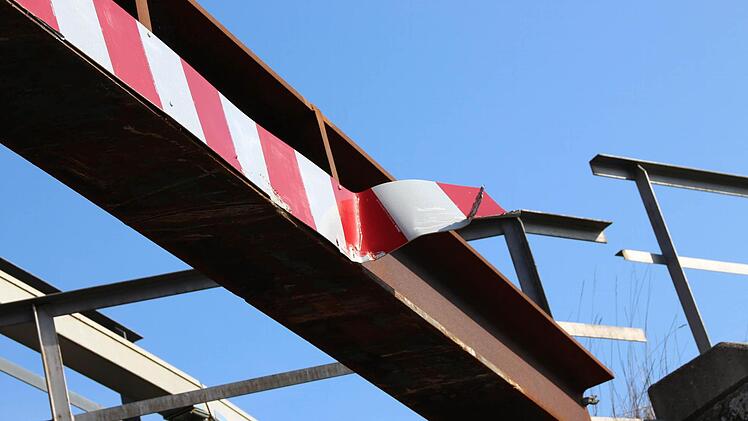 Immer wieder blieben Laster wegen der geringen Durchfahrtshöhe an der Brücke hängen und beschädigten sie.