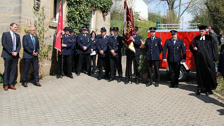 Offiziell eingeweiht wurde am Sonntag der neue Tragkraftspritzenanhänger der freiwilligen Feuerwehr Bischwind. Über die bessere Ausrüstung freuten sich Kreisbrandrat Manfred Lorenz, 1. Vorsitzender Günther Schramm, Pfarrer Tobias Knötig (Heilgersdorf), 2. Kommandant Günther Grämer und 1. Kommandant Peter Steinert (von rechts) ebenso wie Seßlachs Bürgermeister Martin Mittag und sein Stellvertreter Wolfgang Pfister (von links). Foto: Bettina Knauth