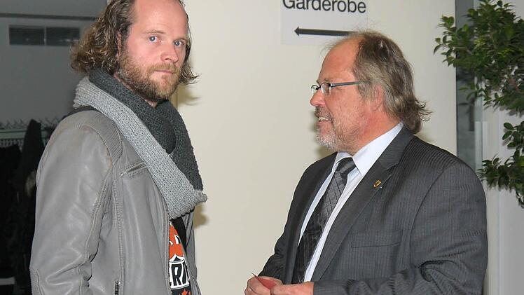 Plausch am Rande des Empfangs: Michael Bühm (rechts) und der in Lautertal lebende "Tatort"-Kommissar Andreas Leopold Schadt. Foto: Berthold Köhler