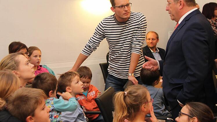 Vor Beginn der Stadtratssitzung diskutierte Oberbürgermeister Henry Schramm ...