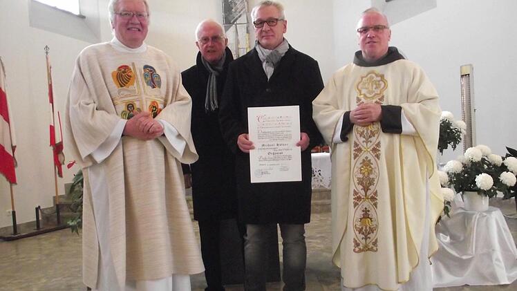 Geehrt wurde Michael Höfner für 50-jährige Tätigkeit als Organist in der Johannisthaler Kirche. Im Bild (von links): Diakon Georg Zenk, Kirchenpfleger Ludwig Blomenhofer, Michael Höfner und Pater Maximilian Kray. Foto: Dieter Wolf