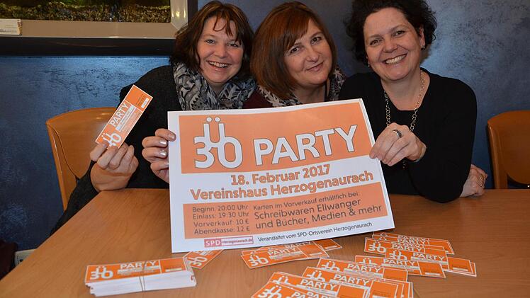 Die Organisatorinnen Petra Mauser, Rita Dankers und Sandra W&uuml;stner freuen sich auf die &Uuml;30-Party der SPD im Herzogenauracher Vereinshaus.