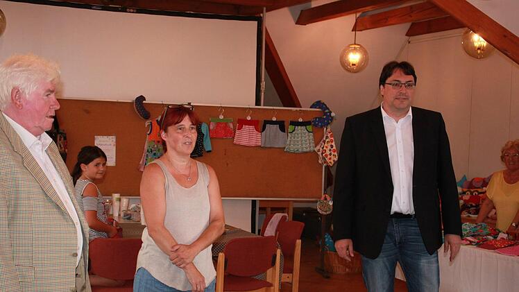 Manfred Fausten vom Stadtrat wohnte der Eröffnung des Künstlermarktes durch Corinna Wacker (Mitte) und Christian Senff bei. Foto: Katharina Becht