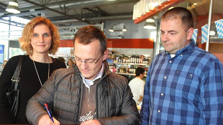 Rainer Strobel (Mitte) und Martin Hufknecht (rechts) hatten eine Unterschriftenliste in der Tankstelle in Unterbrücklein ausgelegt. Innerhalb weniger Stunden unterschrieben 76 Bürger gegen den Bau einer Spielhalle, darunter auch Gemeinderätin Kerstin Neumann (SPD). Foto: Sonny Adam