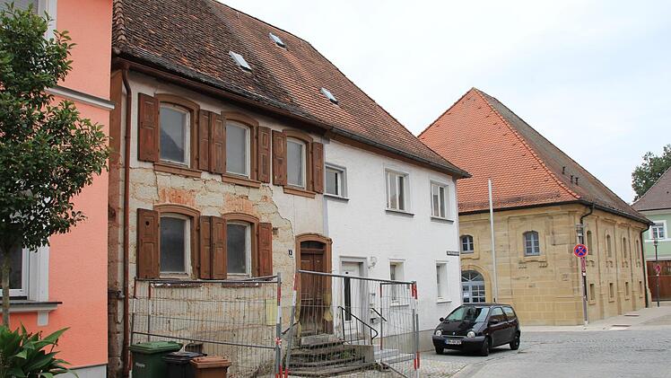 Diese Doppelhaushälfte aus dem 17. Jahrhundert mit den Fensterläden steht jetzt auf der Denkmalliste.  Foto: Andreas Dorsch