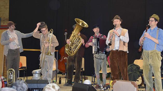 Die Gruppe "H&auml;isd'n n'd&auml;isd vomm mee" (von links Florian Ebert, Ralph Theobald, Thomas Marquard, Michael Saffer, Cornel Hatterich und Stefan Ebert) begeisterte in Ebensfeld.Andreas Welz