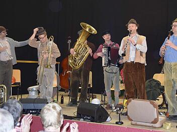 Die Gruppe "Häisd'n n'däisd vomm mee" (von links Florian Ebert, Ralph Theobald, Thomas Marquard, Michael Saffer, Cornel Hatterich und Stefan Ebert) begeisterte in Ebensfeld.Andreas Welz