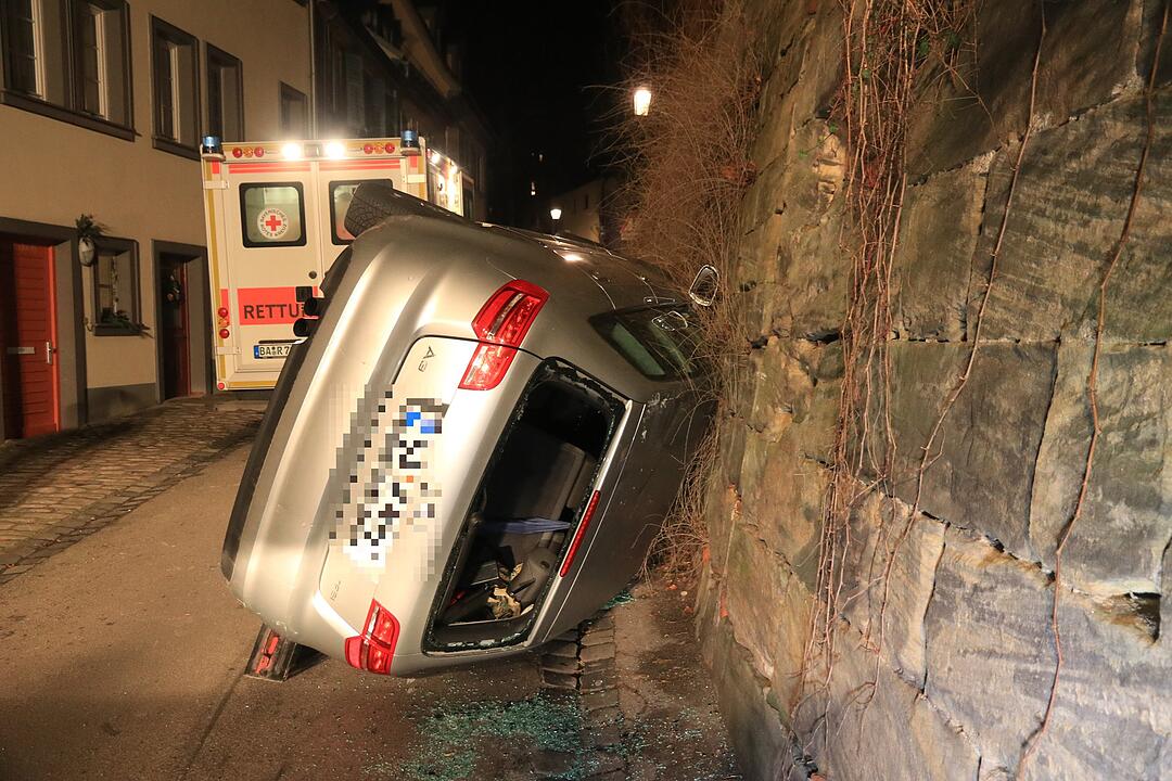 Auto landet nach Unfall in Bamberg auf der Seite