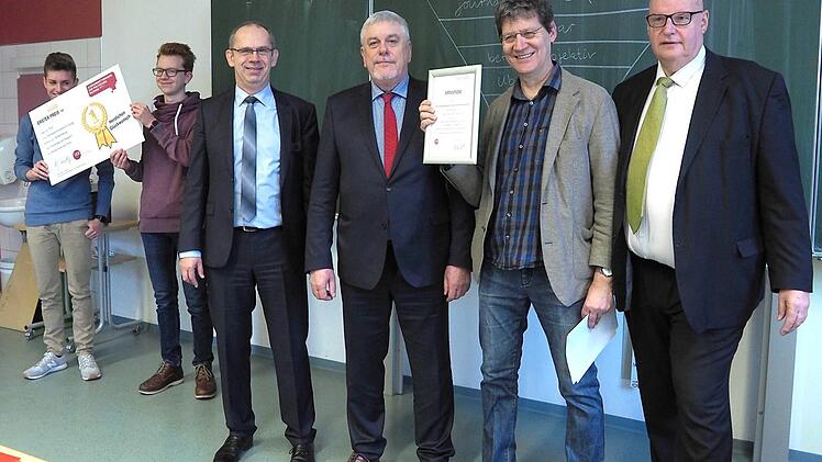 Urkunden und Gl&uuml;ckw&uuml;nsche gab es am Mittwoch f&uuml;r die Klasse 10a des Ernestinums f&uuml;r einen Hauptpreis beim Sch&uuml;lerwettbewerb zur politischen Bildung. Von links: Wettbewerbsleiter Hans-Georg-Lambertz, die Klassensprecher Jonathan Romankiewicz und Erik Harmgarth, OB Norbert Tessmer, OStD Dr. Bernd Jakob und der betreuende Lehrer StD Norbert Berger. Foto: Christoph Winter