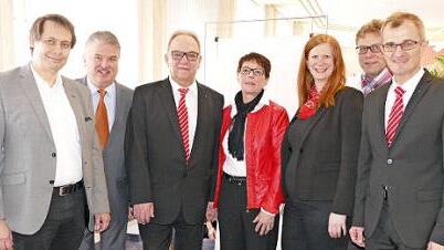 Gute Wünsche zum Abschied: Unser bild zeigt (von links) Bürgermeister Roland Wolfrum, Landrat Klaus Peter Söllner, Reinhard Kraus mit Ehefrau Angela, Gebietsdirektorin Kerstin Bittermann, Peter Sandler aus Kupferberg und Vorstandsmitglied Harry Weiß. Foto: privat