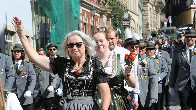 Vom Marktplatz aus machten sich die Kronacher Schützen und ihre Gäste auf den Weg zur Hofwiese. Foto: Barbara Herbst
